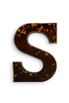 Chocoladeletter van pure chocolade met stukjes stroopwafel en fudge