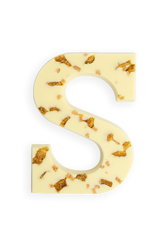 Chocoladeletter van witte chocolade met stukjes stroopwafel en fudge