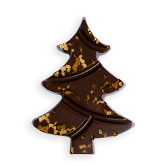 Kersttablet in kerstboomvorm van pure chocolade met stukjes stroopwafel en fudge