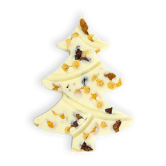 Kersttablet in kerstboomvorm van witte chocolade met stukjes gedroogde appel, rozijn en koek