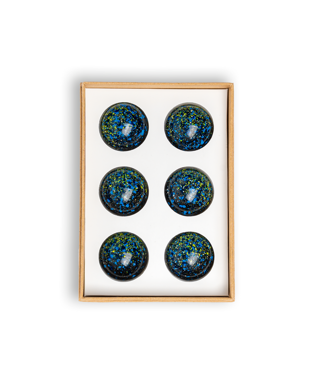 Open doos met zes Van Gogh bonbons in blauw en geel gespikkelde chocolade