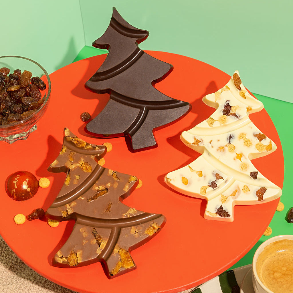 drie kerstbomen van chocolade op een rond plateau