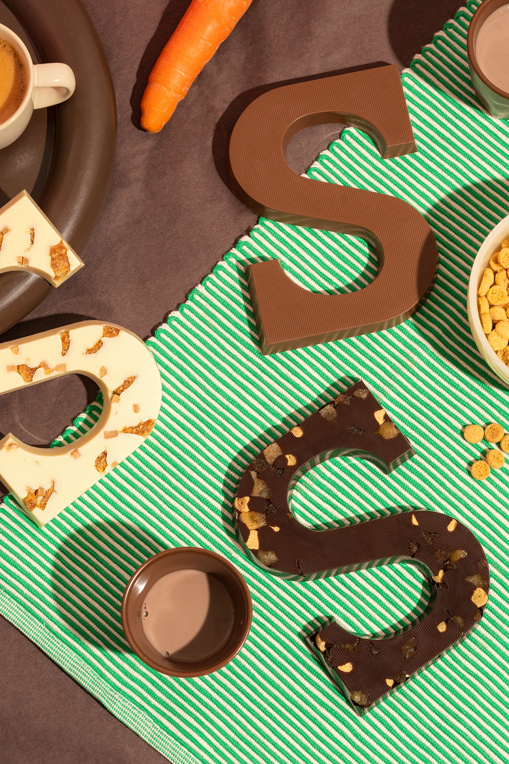 drie chocolade letters op een groen kleed