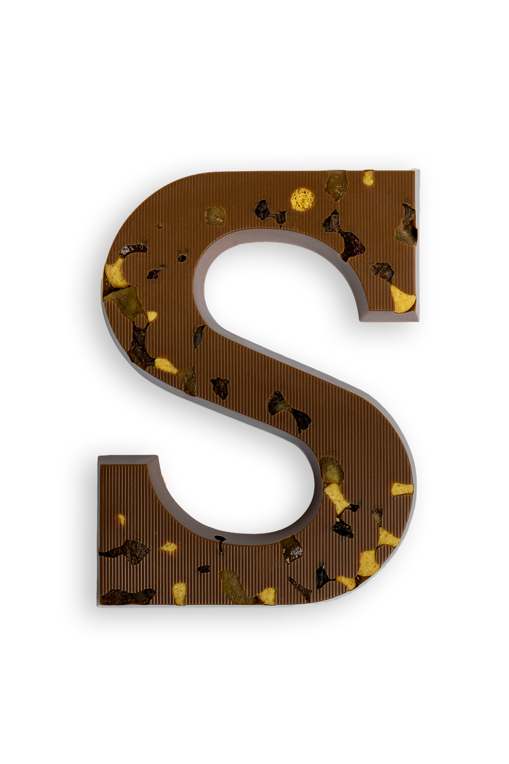 Chocoladeletter van melkchocolade met stukjes gedroogde appel, rozijn en koek