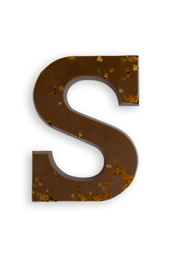 Chocoladeletter van melkchocolade met stukjes stroopwafel en fudge