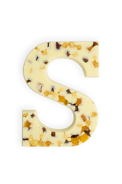 Chocoladeletter van witte chocolade met stukjes gedroogde appel, rozijn en koek