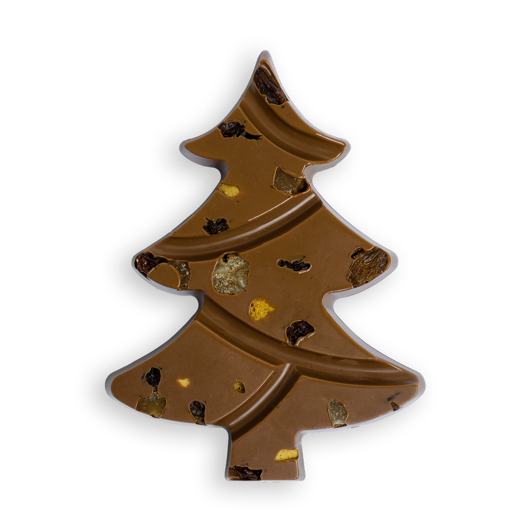 Kersttablet in kerstboomvorm van melkchocolade met stukjes gedroogde appel, rozijn en koek