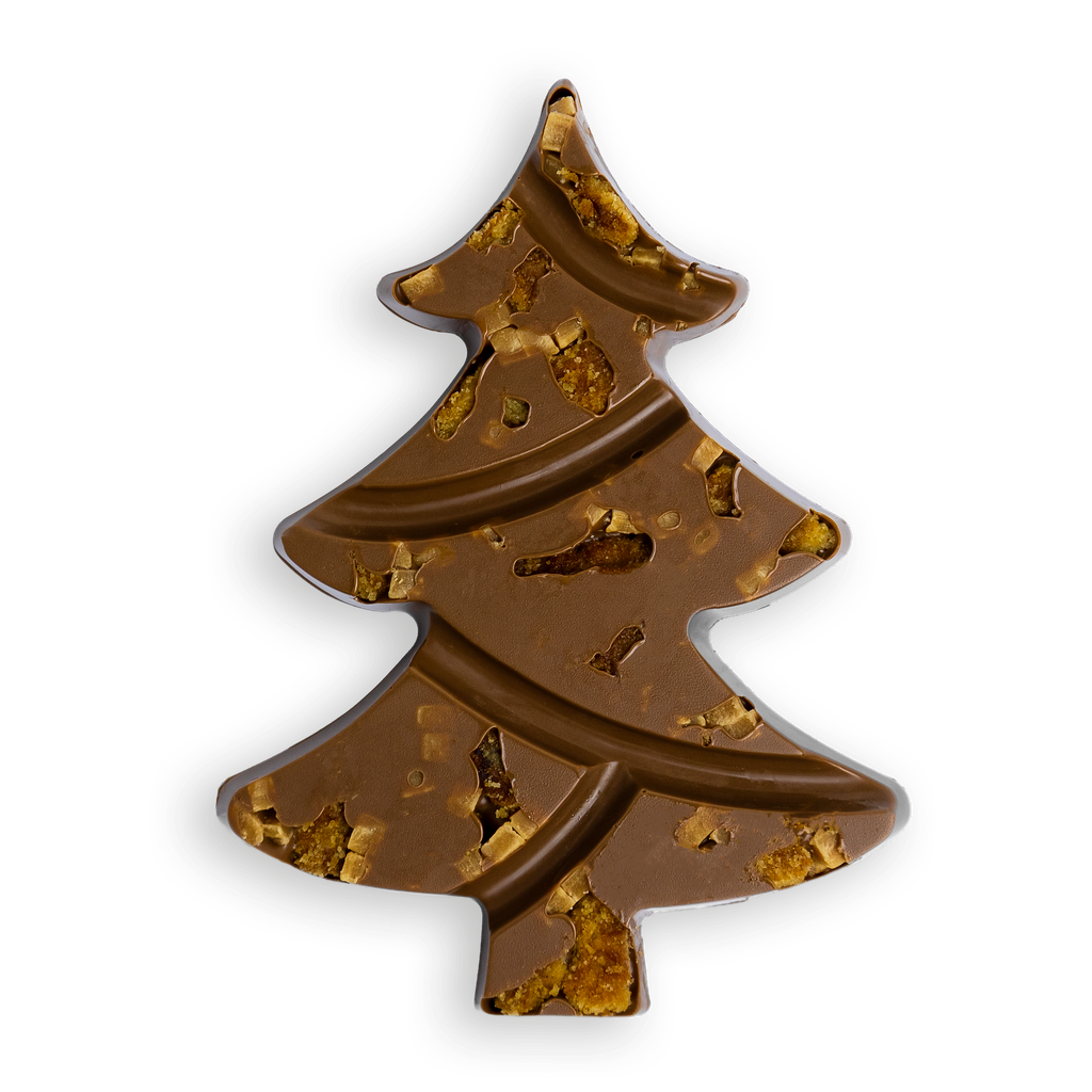 Kersttablet in kerstboomvorm van melkchocolade met stukjes stroopwafel en fudge
