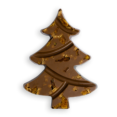 Kersttablet in kerstboomvorm van melkchocolade met stukjes stroopwafel en fudge