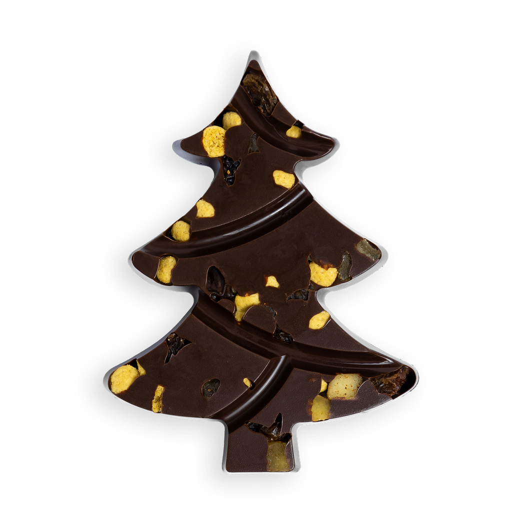 Kersttablet in kerstboomvorm van pure chocolade met stukjes gedroogde appel, rozijn en koek