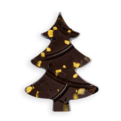 Kersttablet in kerstboomvorm van pure chocolade met stukjes gedroogde appel, rozijn en koek