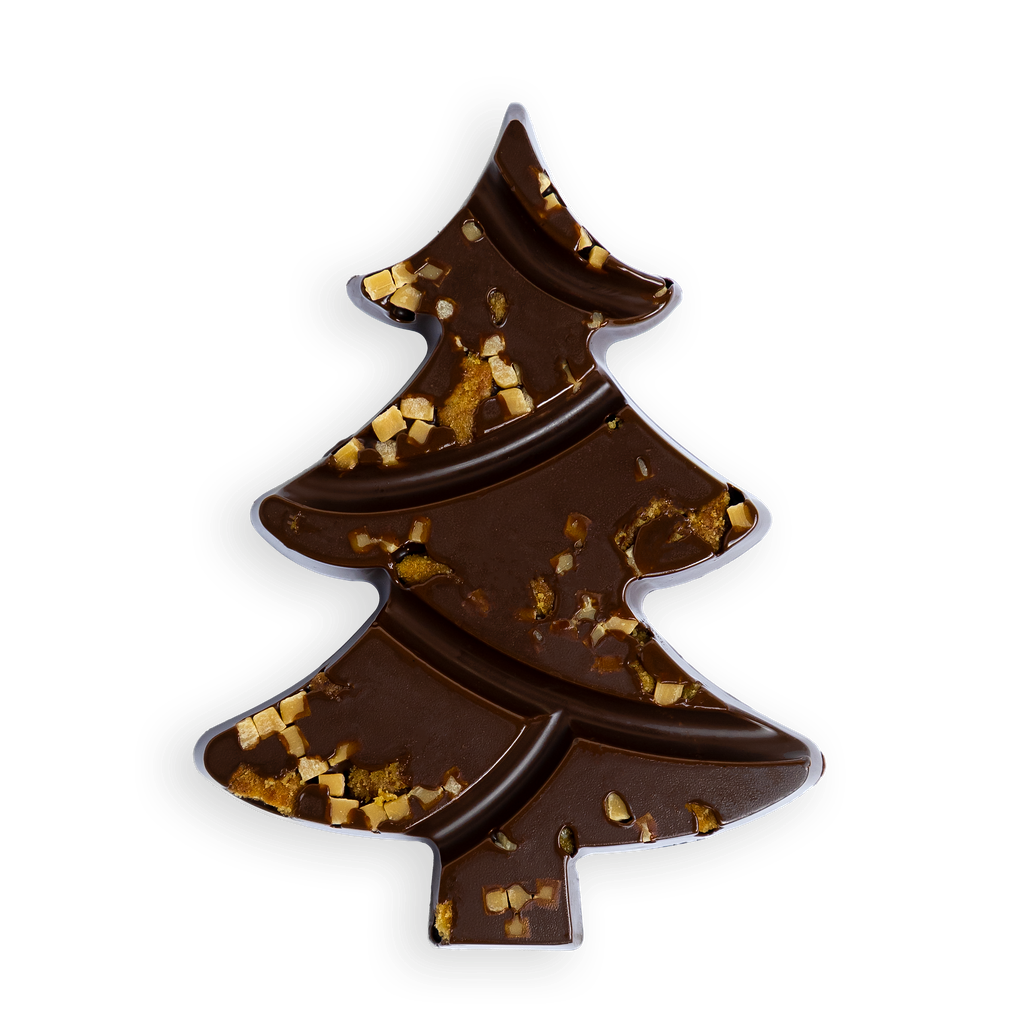 Kersttablet in kerstboomvorm van pure chocolade met stukjes stroopwafel en fudge
