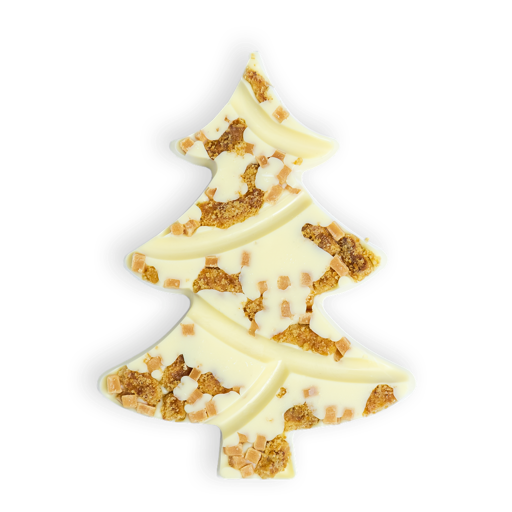 Kersttablet in kerstboomvorm van witte chocolade met stukjes stroopwafel en fudge