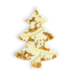 Kersttablet in kerstboomvorm van witte chocolade met stukjes stroopwafel en fudge